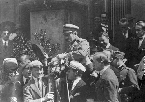 Józef Piłsudski niesiony na rękach przez studentów Uniwersytetu Jagiellońskiego przed budynkiem Collegium Novum, 1921 r. Fot. z zasobu NAC