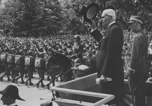 Gen. Wincenty Kowalski na koniu przed trybuną honorową podczas defilady z okazji jubileuszu 1. Dywizji Piechoty Legionów w Wilnie i 14. Pułku Ułanów Jazłowieckich we Lwowie. Na trybunie obok prezydenta RP Ignacego Mościckiego stoi gen. Stefan Dąb-Biernacki, sierpień 1938 r. Fot. ze zbiorów NAC