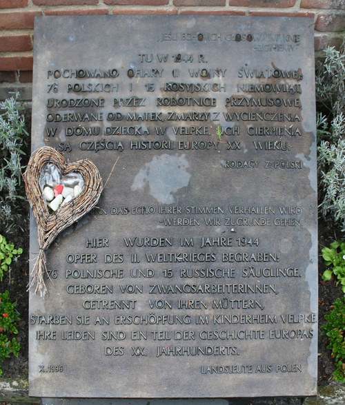 Tablica na cmentarzu w Velpke Źródło Wikipedia