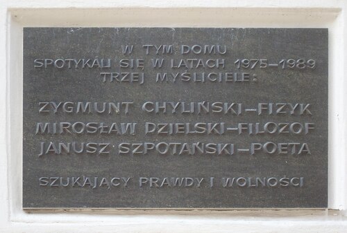Tablica pamiątkowa na kamienicy przy ul. Poselskiej 24 w Krakowie, 2009 r. Fot. Wikimedia/Miezian - Praca własna (domena publiczna)