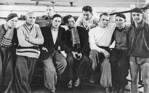 Feliks Stamm, drugi z lewej w dolnym rzędzie, pozuje do zdjęcia z członkami polskiej reprezentacji bokserskiej na Pięściarski Puchar Europy Środkowej w Essen, 1934