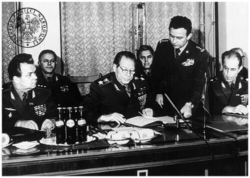 Summit of the Warsaw Pact leaders at the main headquarters in Moscow. Col. Ryszard Kukliński assists the defence minister of the Soviet Union, Marshal Dmitry Ustinov, during the signing of documents