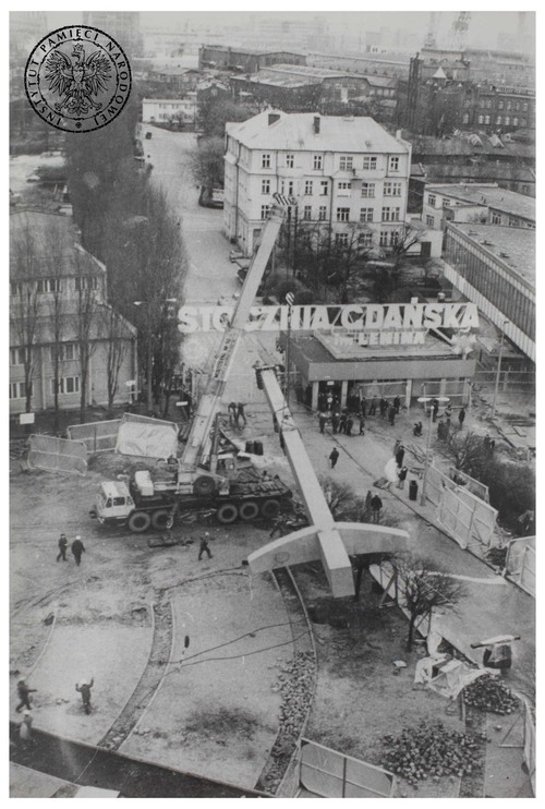 Zdjęcie przedstawiające instalowanie pomnika Poległych Stoczniowców 1970 na placu przy Stoczni Gdańskiej