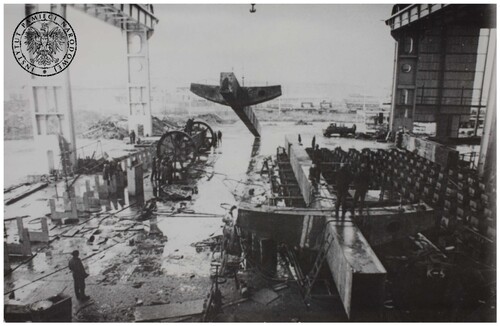 Zdjęcie przedstawiające budowę stalowych krzyży pomnika Poległych Stoczniowców 1970