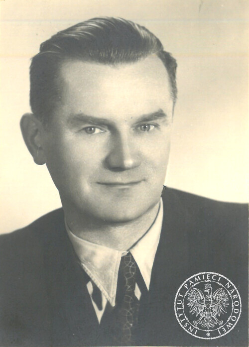 Piotr Jaroszewicz. Zdjęcie dołączone do ankiety złożonej w Biurze Dowodów Osobistych w Warszawie w 1953 r. Fot. ze zbiorów AIPN