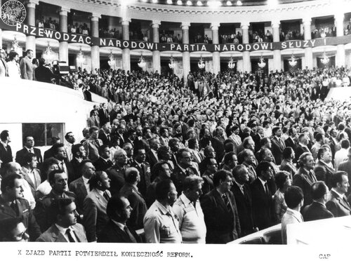 Delegaci na X Zjazd PZPR obradujący w Sali Kongresowej w Warszawie. W głębi, pod balkonami, napis „Przewodząc narodowi - partia narodowi służy!