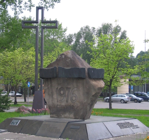 Pomnik na placu Czerwca &#039;76 przed Urzędem dzielnicy Warszawa-Ursus