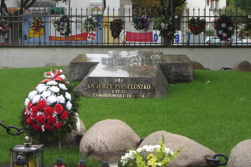 Grób zamardowanego przez komunistyczną bezpiekę ks. Jerzego Popiełuszki przy kościele św. Stanisława Kostki w Warszawie