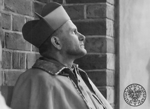 Arcybiskup Karol Wojtyła podczas mszy w Archikatedrze Warszawskiej w dwudziestą rocznicę śmierci Prymasa Augusta Hlonda, 1968 r. Fot. z zasobu AIPN