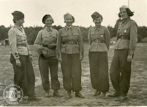 Elżbieta Zawacka - w środku - i komendantki plutonów. Garczyn, 1939 r.
