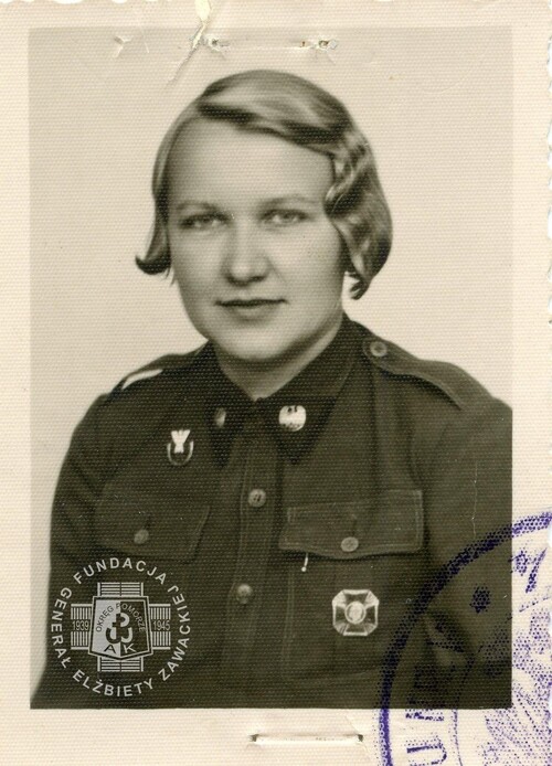 Zdjęcie portretowe Elżbiety Zawackiej w mundurze PWK