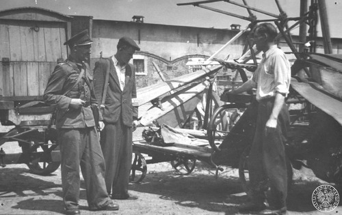 Funkcjonariusze ORMO i MO na inspekcji w jednym z gospodarstw w Lublinie 1947-1948 r. Fot. z zasobu AIPN