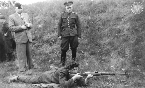Członek ORMO pow. Żnin podczas strzelana z karabinka sportowego (kbks) 1953 r. Fot. z zasobu AIPN