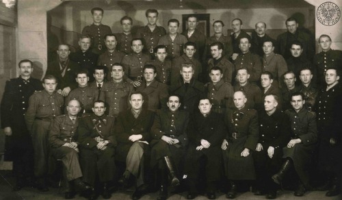 Uczestnicy I Kursu Dowódców Jednostek ORMO przy Komendzie Powiatowej MO w Białogardzie 8-15 grudnia 1949 r. Fot. z zasobu AIPN