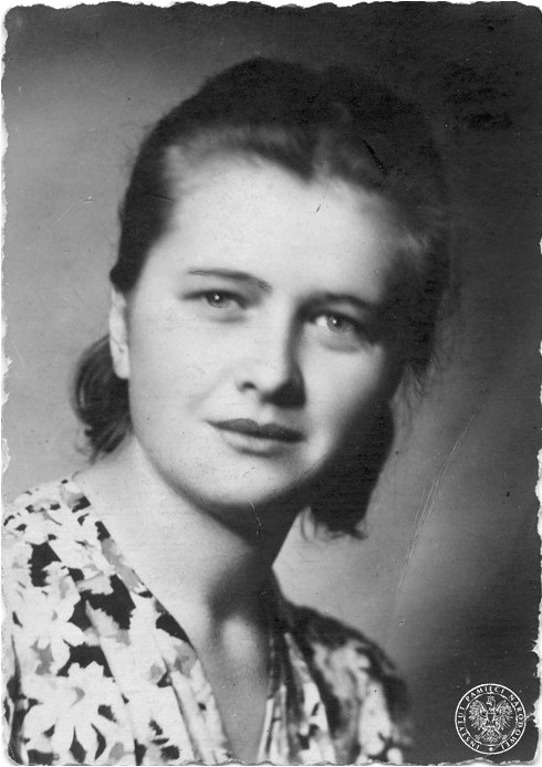 Halina Pikulska „Ewunia”. Na zdjęciu jest piękna, młoda kobieta, delikatnie się uśmiechająca, o zaczesanych do tyłu, ciemnych włosach długości do szyi, ubrana w sukienkę z wzorem w kwiaty.