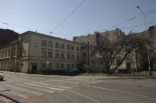 Łódź, kompleks budynków przy ulicy Gdańskiej 13, w którym między innymi, w latach 1945 - 1952, mieściło się komunistyczne więzienie dla kobiet. To w nim Halina Pikulska była więziona przez Urząd Bezpieczeństwa przez miesiąc przed rozprawą oraz w pierwszym okresie po skazaniu jej na karę więzienia. Na zdjęciu, na współczesnym ujęciu, widać fragment kompleksu przysadzistych, ale piętrowych budynków usytuowanych przy dużych ulicach miejskich.