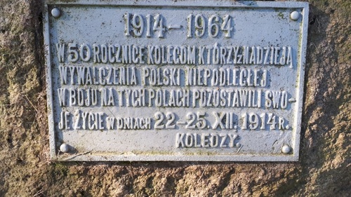 Tabliczka pamiątkowa upamiętniająca 50-lecie bitwy pod Łowczówkiem. Fot. Jacek Magdoń