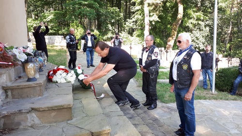 Obchody stulecia walk o niepodległość i granice II Rzeczpospolitej na nowo przypomniały o czynie legionowym strzelców Józefa Piłsudskiego. Również w 2020 r., pomimo ograniczeń epidemicznych, mieszkańcy województwa podkarpackiego pamiętali o bohaterach spod Łowczówka. Fot. Jacek Magdoń. Uczestnicy „Edukacyjnego Rajdu Motocyklowego” składają wieniec, Łowczówek – 16 sierpnia 2020 r.