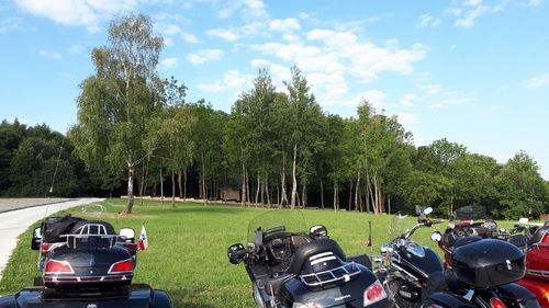 16 sierpnia 2020 r. odbył się „Edukacyjny Rajd Motocyklowy – walka o kształt granicy wschodniej”, pod honorowym patronatem Wojewody Podkarpackiego, przy osobistym udziale Marszałka Województwa Podkarpackiego. Partnerem wydarzenia był i wsparcia merytorycznego udzielił Instytut Pamięci Narodowej Oddział w Rzeszowie. Fot. Jacek Magdoń. Widok na cmentarz legionowy w Łowczówku.