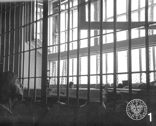 Przy więziennym oknie Jan Krzysztof Kelus, 1982 r. Fot. z albumu „Internowani Białołęka’82” ze zbiorów AIPN