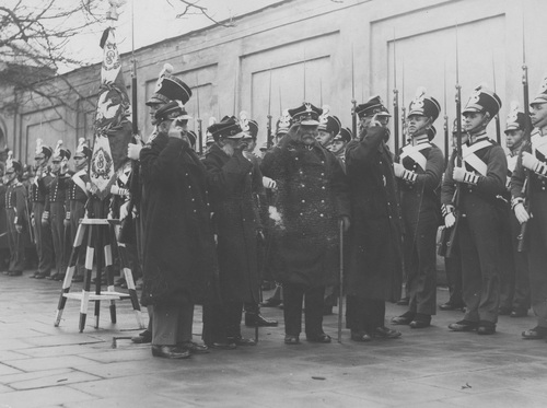 Weterani powstania styczniowego podczas obchodów rocznicy powstania listopadowego, 30 listopada 1930 r. Widoczny m.in. Aleksander Kraushar (3. z lewej w 1. rzędzie), pododdział podchorążych w strojach historycznych i sztandar Szkoły Podchorążych. Fot. ze zbiorów NAC