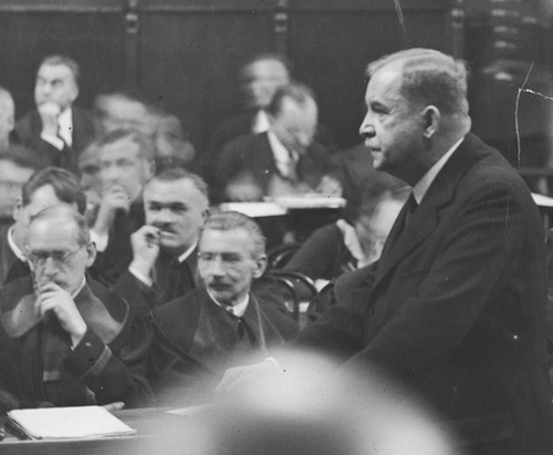 Wojciech Korfanty podczas składania zeznań jako świadek obrony w procesie brzeskim (1931-1932). Fot. ze zbiorów NAC