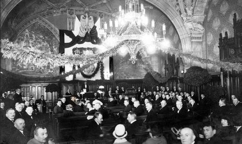 Posiedzenie Sejmu Śląskiego w budynku przy ul. Wojewódzkiej w Katowicach. Wśród posłów Wojciech Korfanty, 10 października 1924 r. Fot. ze zbiorów NAC