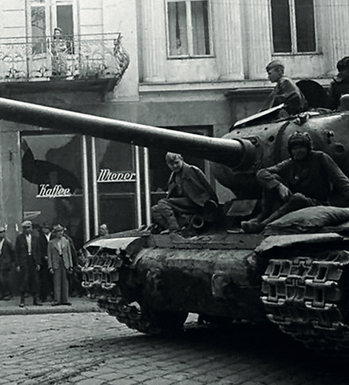 Sowieccy żołnierze jadący na czołgu przez jedną z ulic Rzeszowa