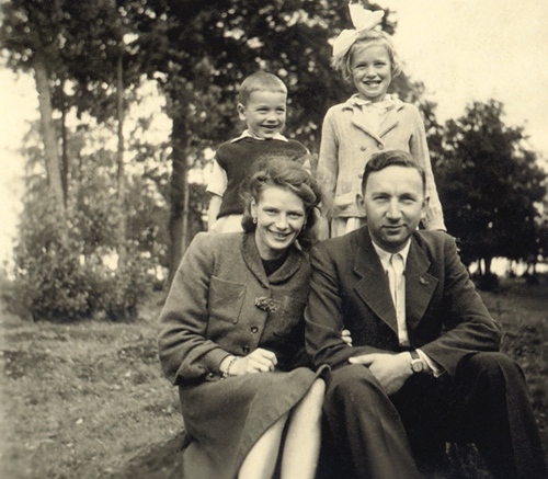 Zdjęcie małżeństwa Franciszka i Urszuli Urbańskich  wraz z  córką Jolantą i synem Andrzejem, pozujących do zdjęcia na tle drzew.