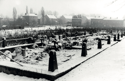 Fotografia przedstawiająca kwaterę zaśnieżonych nagrobków