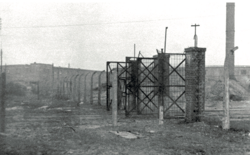 Główna brama obozu w Jaworznie, stan obiektów w 1959 r. (fot. IPN)
