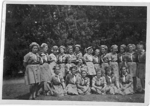 Grupa dziewcząt w strojach typu harcerskiego. Digglefold (Płd. Rodezja) z lat 1944-1948, ze zbiorów AIPN