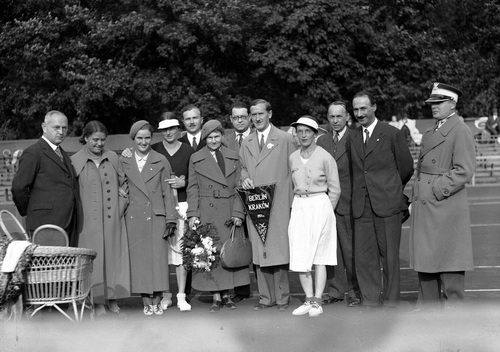 Grupa zawodniczek i sędziów meczu tenisowego kobiet Polska - Niemcy w Krakowie (m.in. Jadwiga Jędrzejowska 2. z lewej), 1934 r. Fot. ze zbiorów NAC