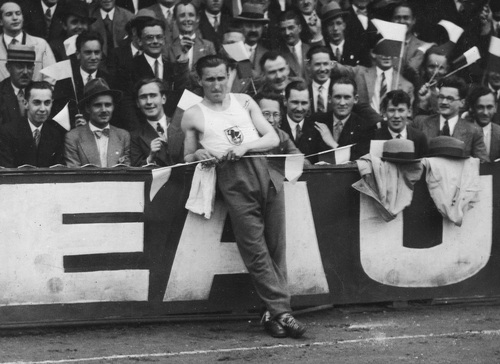 Janusz Kusociński na stadionie w Antwerpii podczas Międzynarodowych Zawodów Lekkoatletycznych, 1931 r. Fot. ze zbiorów NAC