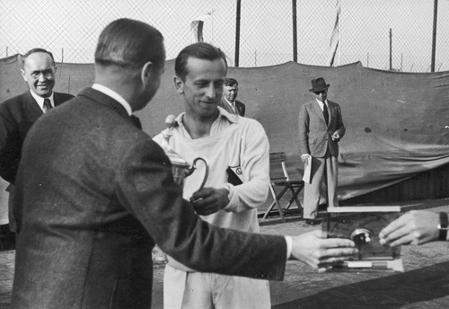 Ignacy Tłoczyński odbiera nagrodę podczas tenisowych mistrzostw Polski w Katowicach, czerwiec 1936 r. Fot. ze zbiorów NAC