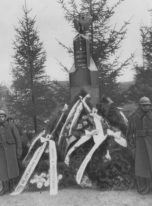 Pomnik żołnierzy poległych w czasie I wojny światowej w Łękawicy, 1930 r. Fot. ze zbiorów NAC