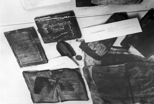 Przedmioty odnalezione podczas ekshumacji: książeczka wojskowa, legitymacja i wstążka Orderu Virtuti Militari, papierośnica, naramiennik generalski