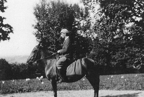 Na zdjęciu widać młodego mężczyznę ubranego w cywilny strój jeździecki i siedzącego na koniu. Fotografia ze zbiorów rodziny Bielańskich.