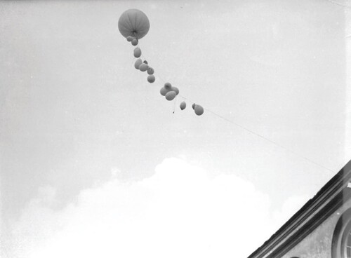 Na zdjęciu widać balony na powietrzu, które ściągnięto na wysokość dachu (widoczny fragment górnej części budynku) i przewiązano kirem na wieść o śmierci Stanisława Pyjasa. Kullages1977. Fotografia ze zbiorów W. Butkiewicza.