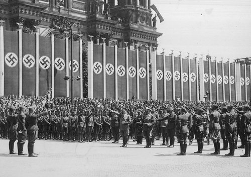 Uroczystość w Berlinie z udziałem Adolfa Hitlera. W tle gmach katedy, czerwiec 1939 r. Fot. ze zbiorów NAC