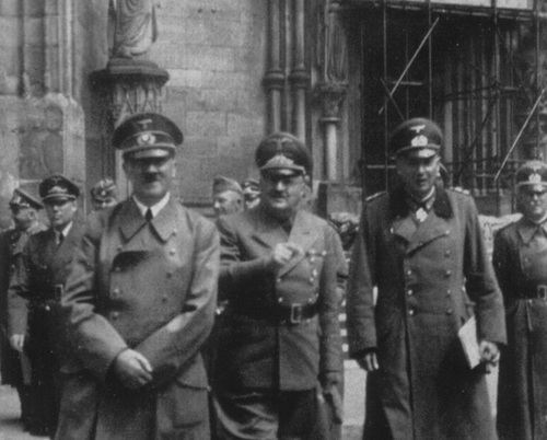 Adolf Hitler przed katedrą w Strasburgu, 1940 r. Fot. ze zbiorów NAC