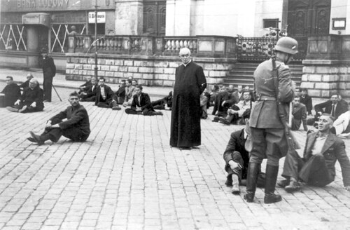 Polski ksiądz jako jeden z zakładników oczekujących na rozstrzelanie na Rynku w Bydgoszczy we wrześniu 1939 r.