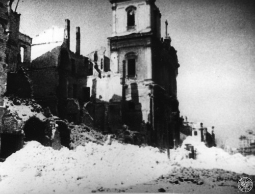 Ruiny kościoła pw. Świętego Krzyża na Krakowskim Przedmieściu w zniszczonej przez Niemców Warszawie, 1945 r. Fot. ze zbiorów AIPN