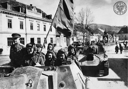 Radzieckie działa samobieżne na ulicy miasta