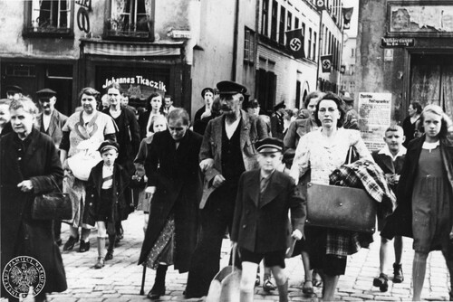 Grupa ludzi w różnym wieku na ulicy miasta