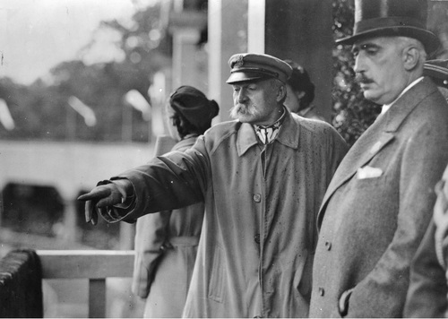 Marszałek Józef Piłsudski z Januszem Radziwiłłem na trybunie honorowej podczas VII Oficjalnych Międzynarodowych Zawodów Konnych w Warszawie, czerwiec 1934 r. Fot. ze zbiorów NAC