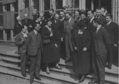 Hrabia Adam Branicki wraz z grupą dziennikarzy na tarasie pałacu wilanowskiego, kwiecień 1932 r. Fot. ze zbiorów NAC