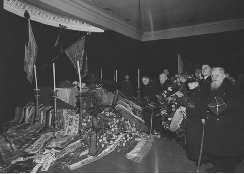 Laying of wreaths by the veterans of the January Uprising in the Belvedere Chapel, January 1936. The veterans in the picture are, among others, Mamert Wandali, Maria Fabianowska, Władysław Dunin-Wąsowicz, Wiktor Malewski and Antoni Tarnawski. Photo from the collections of the National Digital Archives