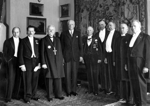Pastor Juliusz Bursche (trzeci z lewej) towarzyszy prezydentowi RP Ignacemu Mościckiemu w spotkaniu z teologami skandynawskimi, 1933 r. Fot. ze zbiorów NAC