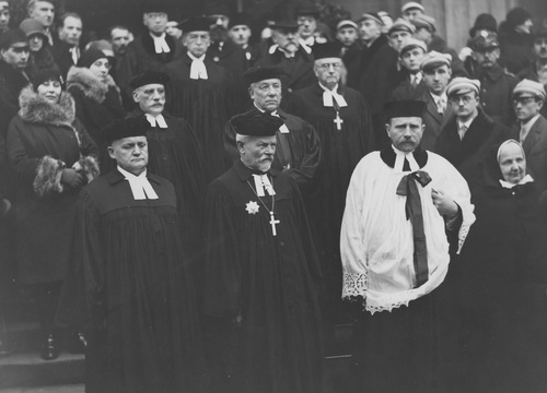 Obchodzący jubileusz 25-lecia urzędowania na stanowisku superintendenta Kościoła ewangelicko-augsburskiego Juliusz Bursche (2. z lewej w 1. rzędzie) i Aleksander Schoeneich (2. z lewej w 2. rzędzie), 1930 r. Fot. ze zbiorów NAC